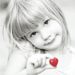 Маленькая девочка держит в руке красное сердечко