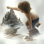 Маленький мальчик строит замок из песка