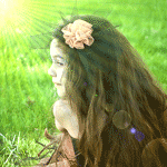 Девочка греется в лучах летнего солнца