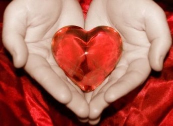 Открытки. День донора! Прозрачное красное сердечко в ладо...