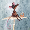 Мышка с корзиной сидит на грибе
