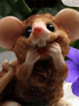 Мышь кусает себе лапы на нервах =)