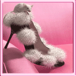 Мышонок сидит на туфельке