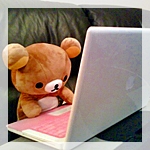 Мишка за ноутбуком с розовой клавиатурой
