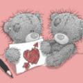 Один медвежонок показывает другому рисунок- сердце