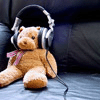 Плюшевый мишка слушает музыку