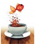 Золотая рыбка выпрыгивает из чашки с чаем