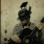  На <b>шляпе</b> уличного музыканта сидит птица и пытается её про... 