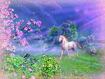 Белая лошадь скачет мимо цветущих деревьев