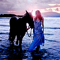 Девушка с лошадью стоит в море