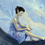 Эльфийка сидит на дереве с бабочкой в руках