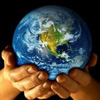 Земной шар в человеческих руках