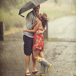  Пара стоит <b>под</b> зонтом <b>под</b> проливным дождем 