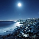  Скалистый <b>берег</b> моря на фоне ночного неба с ярко светящей... 
