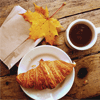 Осенний лист на столе рядом с завтраком