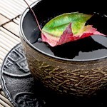 Осенний листик плавает в чашке