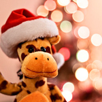 Игрушечный жираф в новогодней шапке