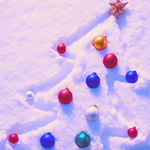 Ёлка нарисована на снегу и украшена елочными игрушками