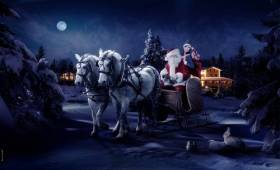 Дед Мороз в ночи на упряжке белых лошадей