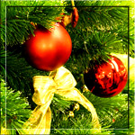  Красивые красные шарики и желтый бант украшают <b>новогоднюю</b>... 