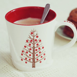  Кофе с молоком в новогодней кружке и тарелка с <b>печеньем</b> 