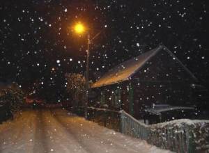  Снег. Новый год Фонарь <b>освещает</b> улицу 