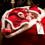 Малыш в новогоднем мешке с подарками