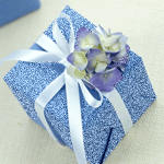 Новогодняя синяя коробочка с подарком
