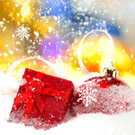 Новогодний подарок и елочкая игрушка в снегу