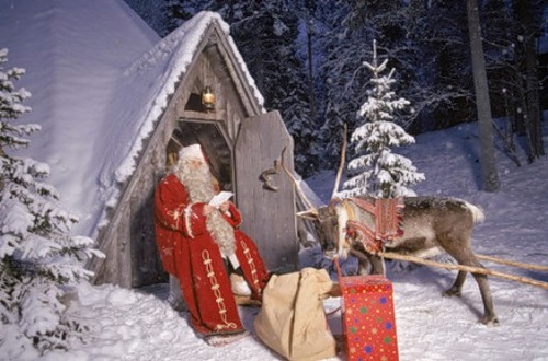 С Новым годом! Дед Мороз в лесу у своей избушки