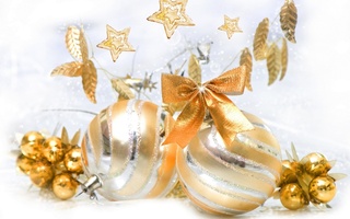 Красивые золотисто-серебристые новогодние шары