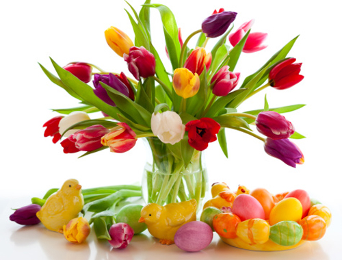 Букет тюльпанов и пасхальные яйца