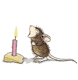  <b>Мышка</b> задувает свечку в свой день рожденья 