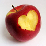  Красное <b>яблоко</b> с выгрызенным сердечком 