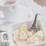  Кофе с <b>молоком</b>, сладкие сердечки, мини-эйфелевая башня 