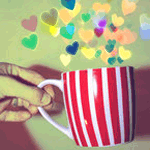 Полосатая красно-белая чашка с бликами-сердечками над ней