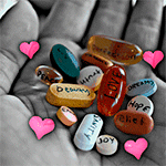  Любовные таблетки лежат в руке, рядом <b>кружатся</b> сердечки 