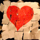 Порванный лист с нарисованным сердцем собран по кусочкам
