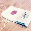  На чайном пакетике нарисовано сердечко и написано <b>love</b> me 