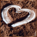 Сердце нарисованное на рассыпанном порошке какао