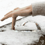  Рука <b>рисует</b> сердечко на снегу 