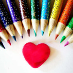 Сердечко и цветные карандаши