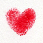 Алое сердце нарисованно <b>губной</b> помадой 