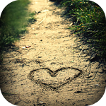 Сердце, нарисованное на песчаной дороге