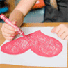  Розовым фломастером рисует <b>сердечко</b> 