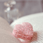 <b>Розовое</b> сердечко - печенье лежит на странице книги 