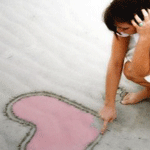 Розовое сердечко на песке