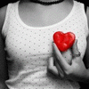  Девушка держит <b>сердечко</b> на уровне сердца 