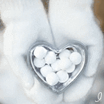 Коробочка в форме сердечка со снежками в белых рукавичках