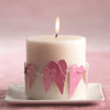  Белая <b>свеча</b> декорированная розовыми сердцами 